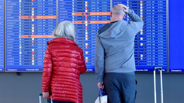 Passeggeri che ritirano i bagagli al nastro in un aeroporto