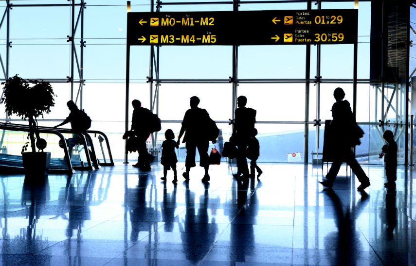 Team di assistenza passeggeri che accoglie i viaggiatori in aeroporto