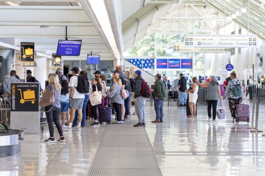 Banco biglietteria aerea in aeroporto con operatore