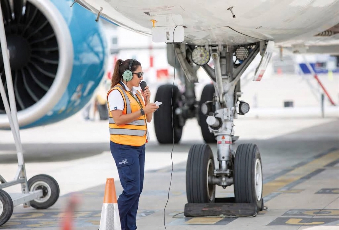 Aeromobile charter in pista con personale di terra al lavoro