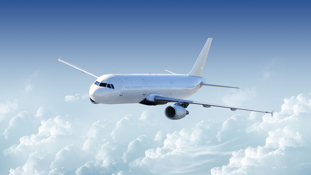 Aereo charter in pista con personale di terra