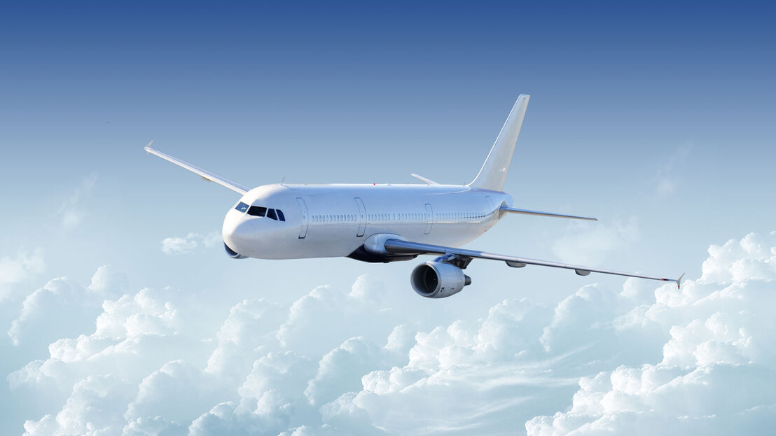 Aeromobile charter pronto al decollo con personale di terra in pista