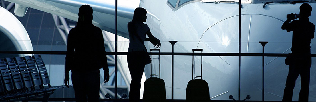 Personale aeroportuale durante il coordinamento operativo di un volo