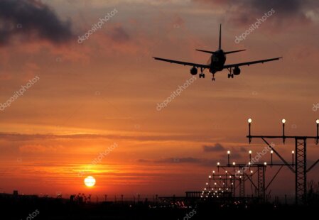 Volo charter notturno in partenza da un aeroporto illuminato
