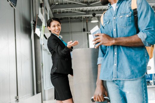 Personale aeroportuale che assiste passeggeri al banco check-in