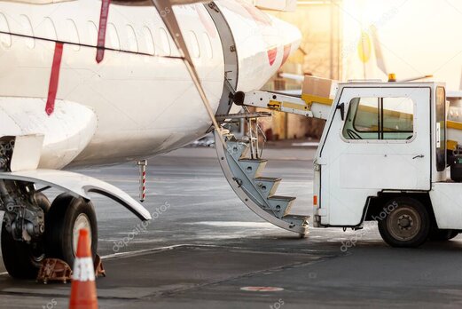 Aeromobile charter in pista con personale di terra operativo