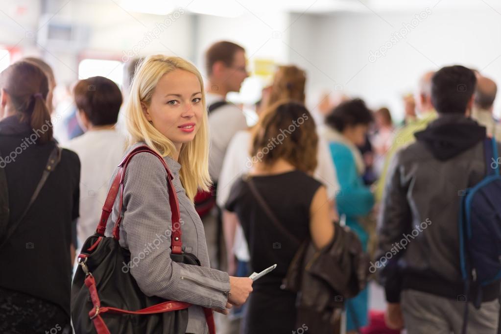 Passeggeri in coda ordinata nella zona check-in di un aeroporto